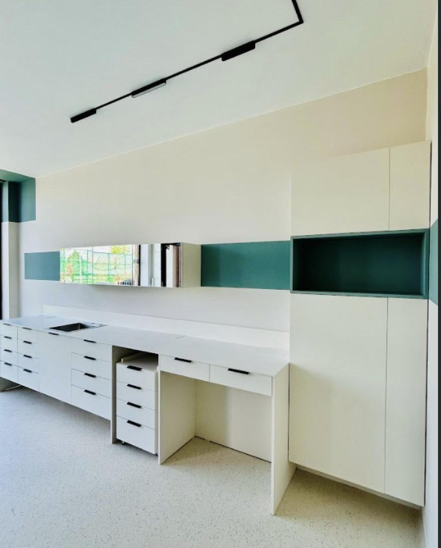 Cabinet stomatologic cu echipamente integrate